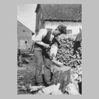 064-0003 Eduard Werner jun. auf dem Hof beim Holzhacken ca. 1930 .jpg